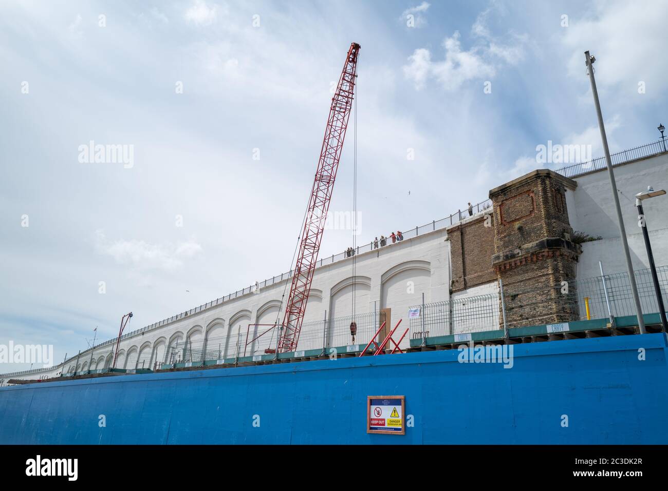 Ramsgate, UK - Juni 19 2020 Einheimische beobachten die Bauarbeiten für eine Neuentwicklung von Wohnungen, Hotels und Geschäften auf dem Gelände des ehemaligen S. Stockfoto