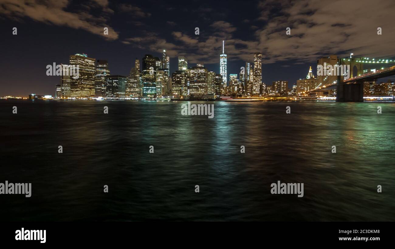 Langaufnahme der nächtlichen Skyline von manhattan Stockfoto
