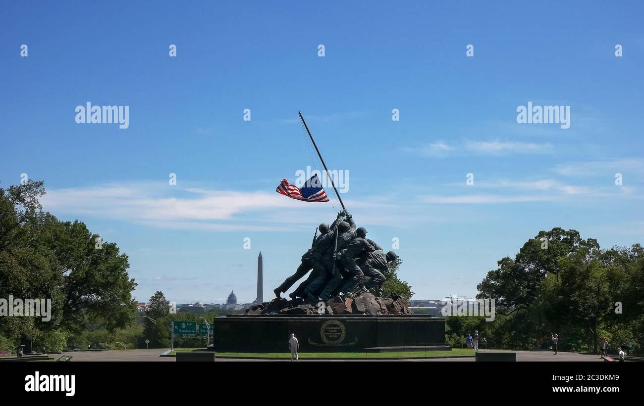 WASHINGTON, DISTRICT OF COLUMBIA, USA - 11. SEPTEMBER 2015: iwo jima Memorial, washington Monument und Kapitol Gebäude Stockfoto