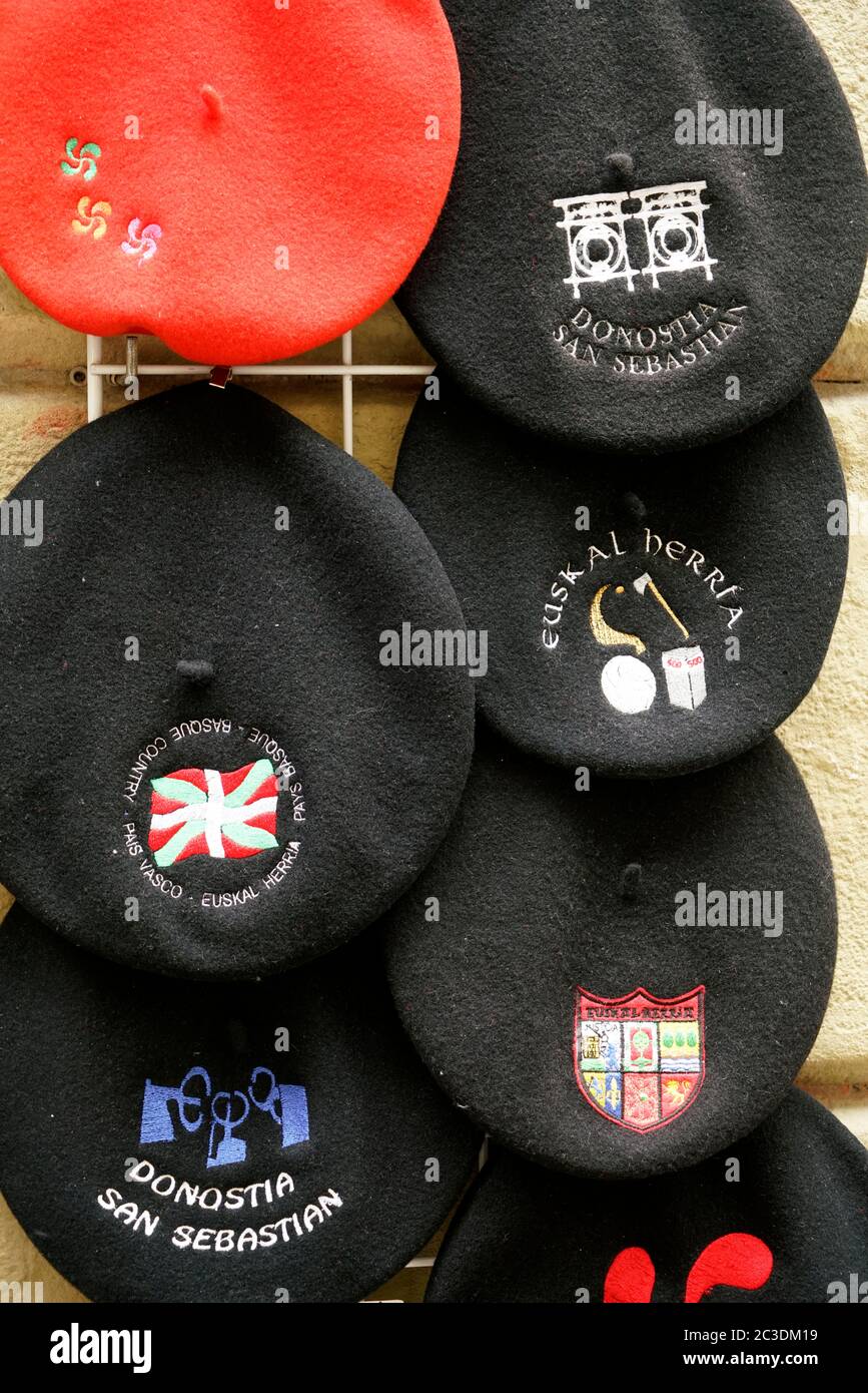 Baskisch-Stil Berets zum Verkauf als Souvenir in der Altstadt von San Sebastian.Baskenland.Spanien Stockfoto