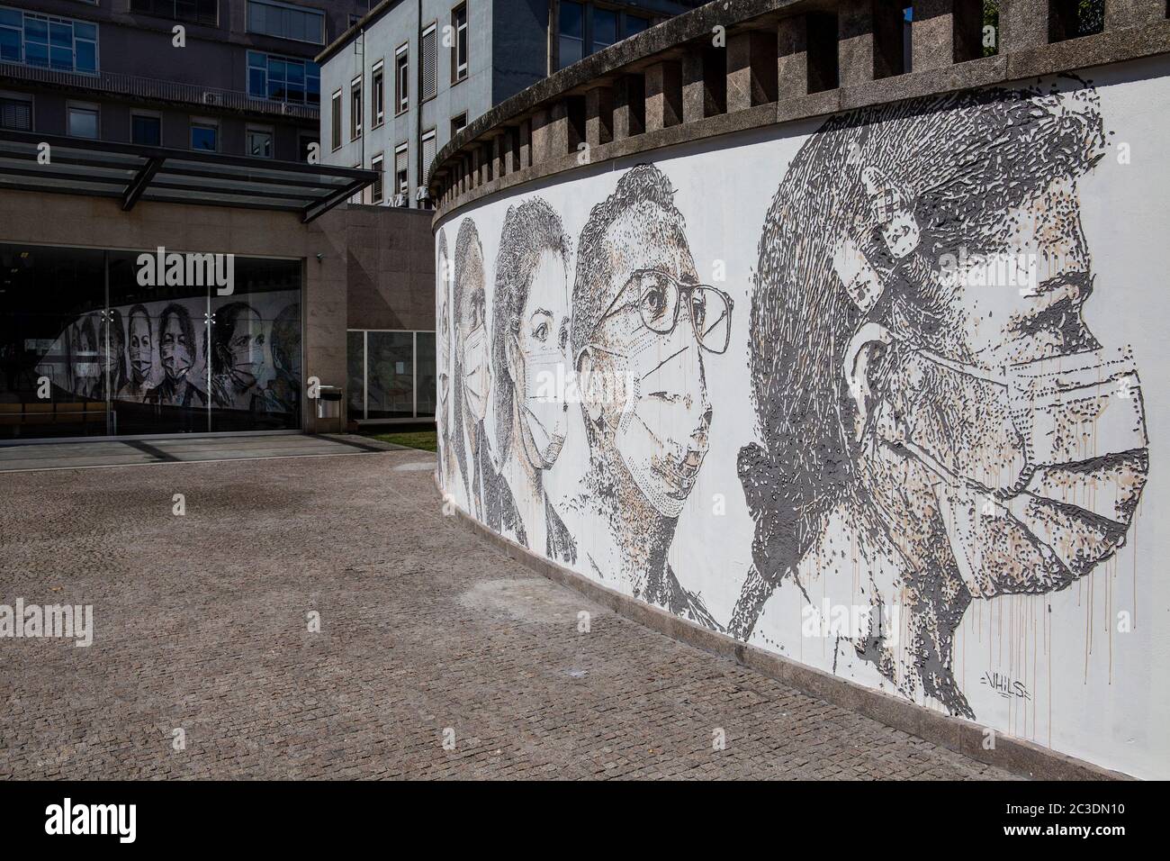 Wand mit den Graffiti während der Einweihung des Künstlers Arbeit.Portugiesischer Künstler, Alexandre Farto bekannt als whils gravierte Sätze von Porträts an einer Wand im Krankenhaus Sao Joao zu Ehren der Gesundheitsexperten für den Kampf gegen die covid 19 Pandemie. Stockfoto