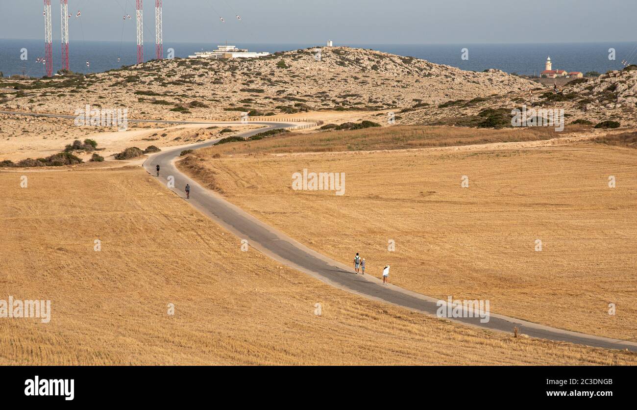 Kap Greko, Zypern, Juni 08 2020: Touristen wandern auf einer Straße auf der Halbinsel Kap Greko Paralimni Gebiet in Zypern Stockfoto
