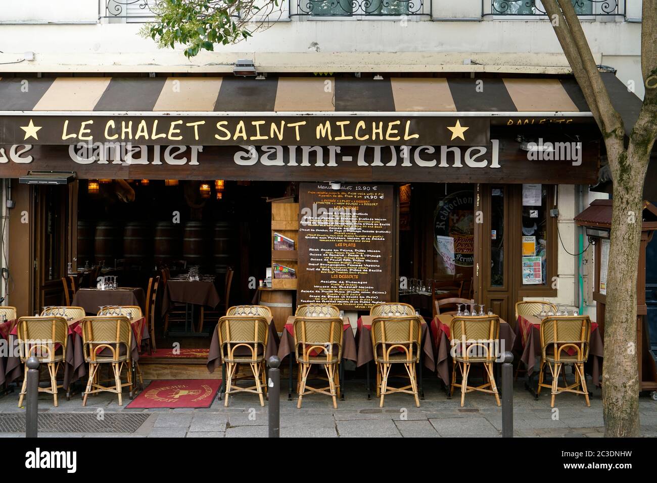 Sitzplätze im Freien eines traditionell aussehenden Restaurants am linken seine-Ufer.Paris.Frankreich Stockfoto