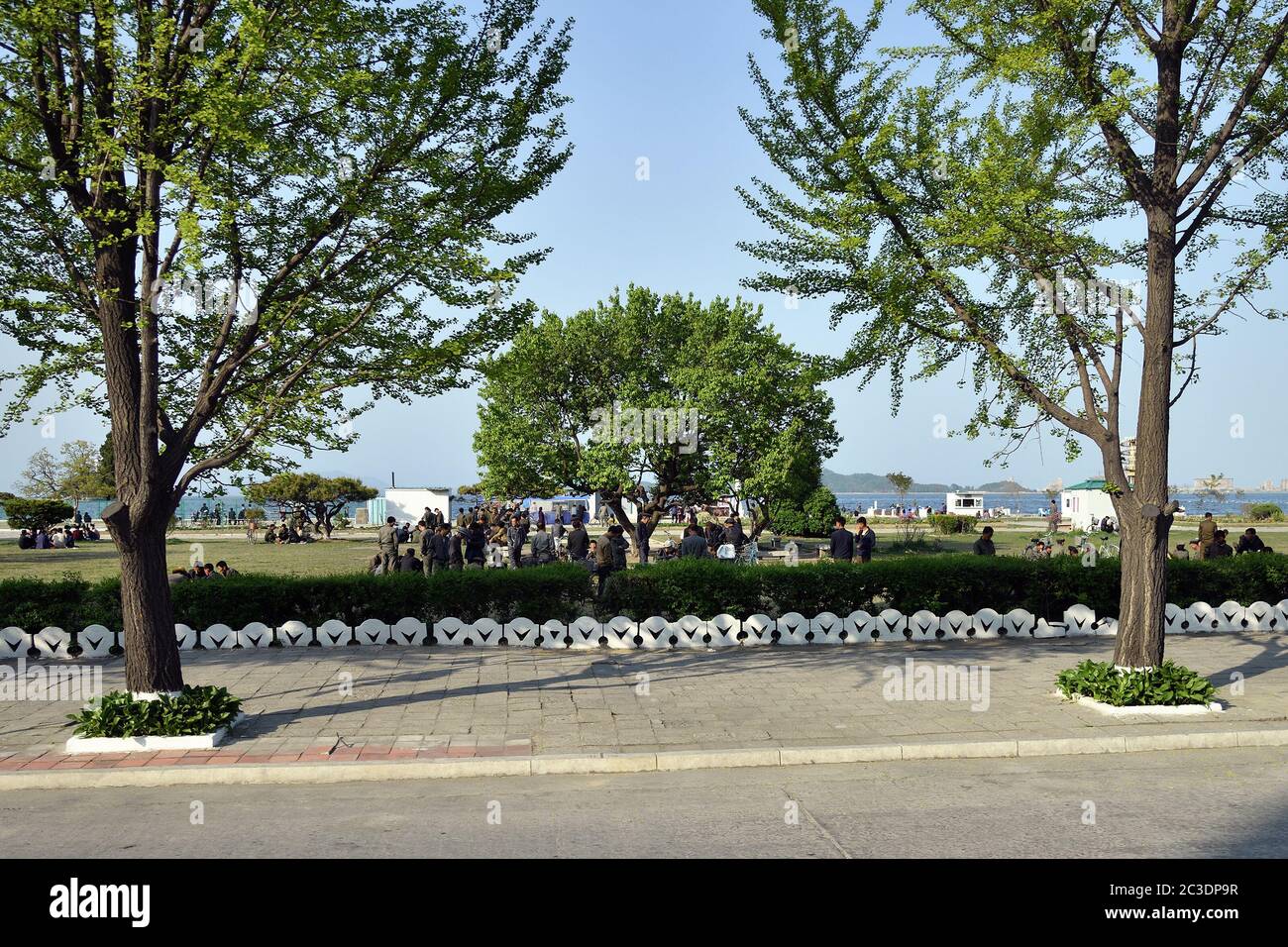 Wonsan, Nordkorea - 3. Mai 2019: Die Einheimischen erholen sich nach einem Arbeitstag im Park entlang der Promenade der japanischen oder östlichen See in Wonsan Stockfoto
