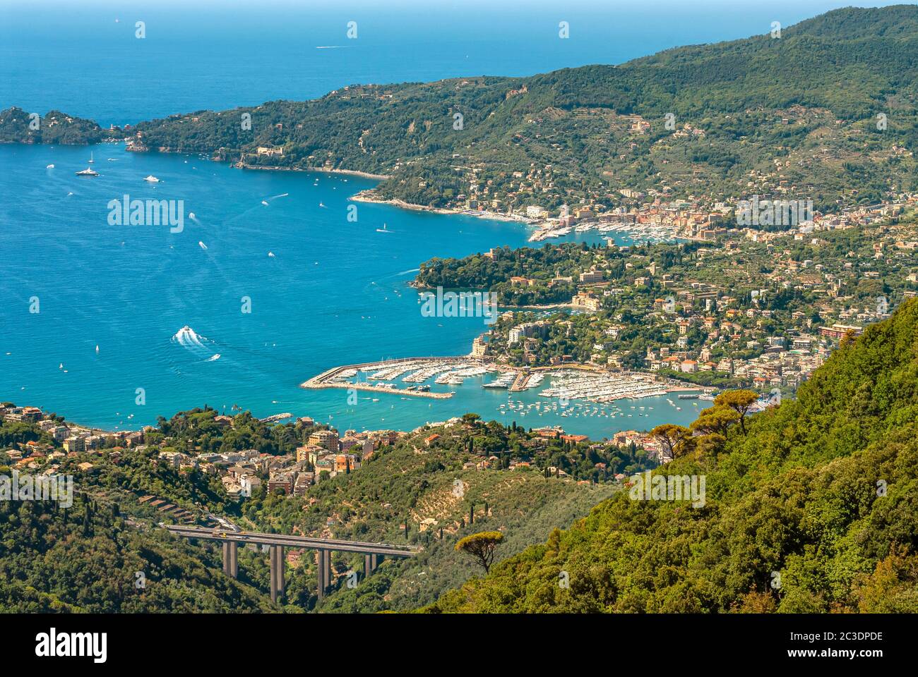 Bucht von Rapallo von der Seilbahn zur Chiesa Madonna di Montallegro, Ligurien, Nordwestitalien Stockfoto