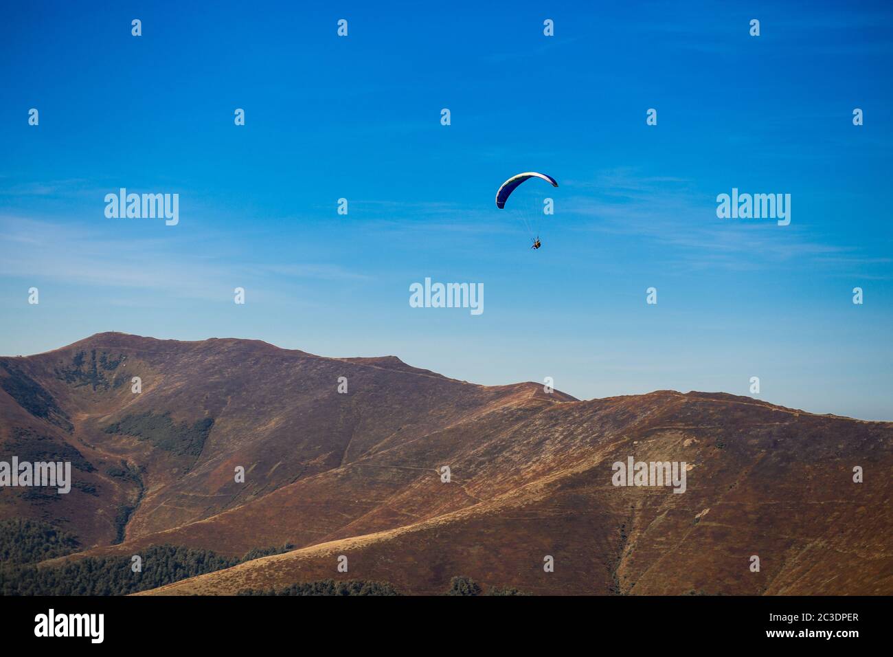 Gleitschirm fliegen über Berge Gipfel im Herbst Tag mit schönen Luftbild Welt. Freedom Lifestyle Konzept Stockfoto