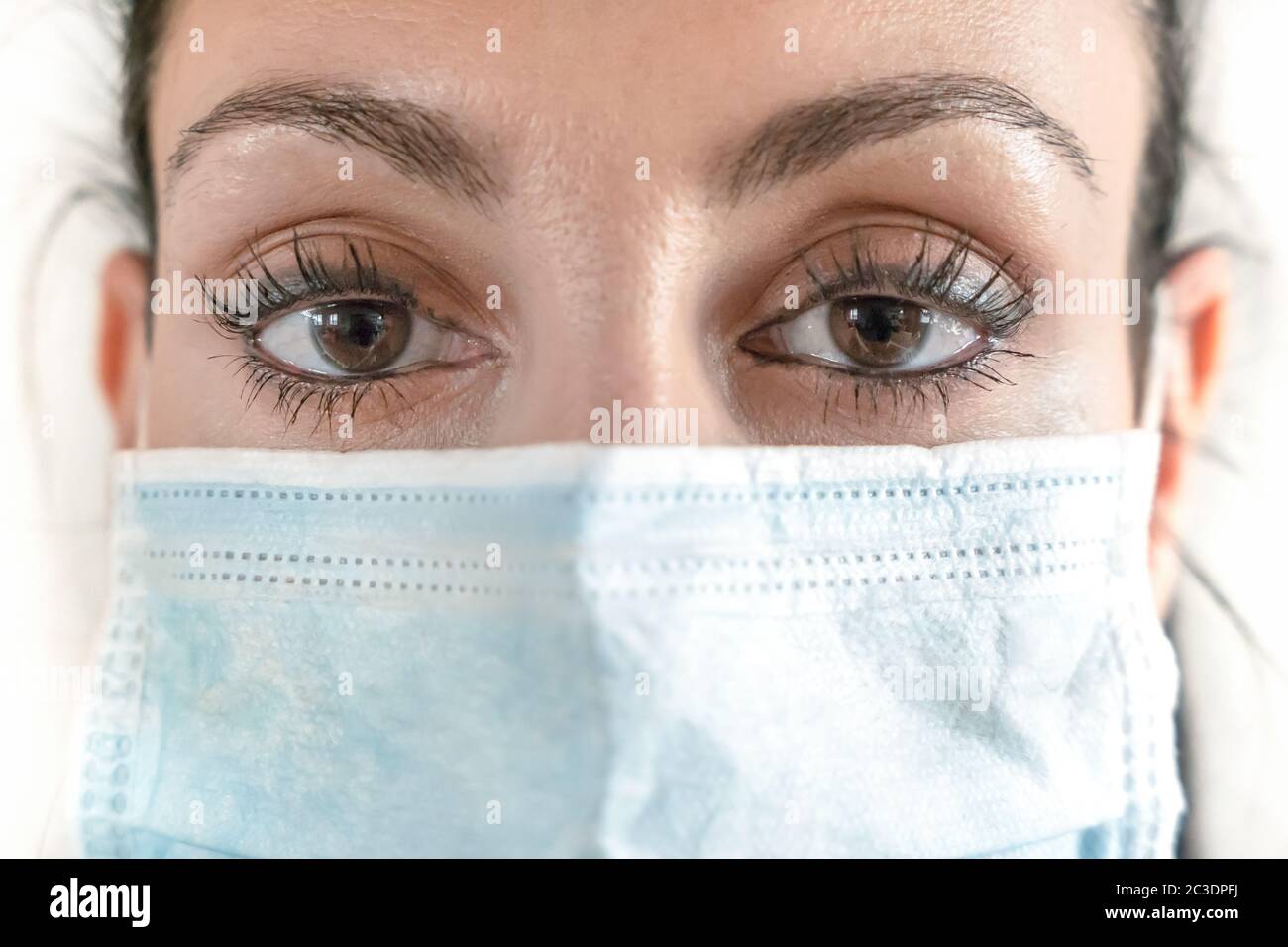 Medizinische Maske auf Frau Gesicht Stockfoto