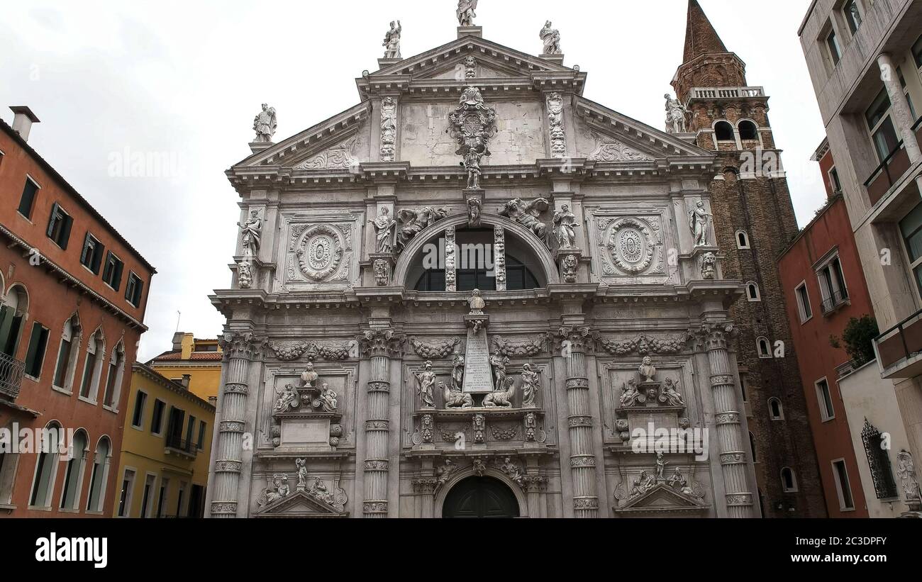 VENEDIG, ITALIEN - 27. SEPTEMBER 2015: Blick auf die Kirche von Venedig, die von außen gesehen wird Stockfoto