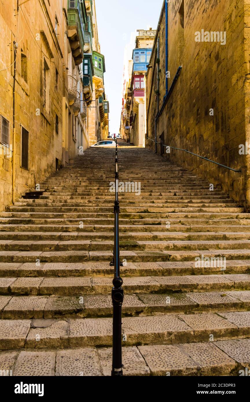 Alte Steintreppe mit Eisengeländer in der Altstadt Stockfoto