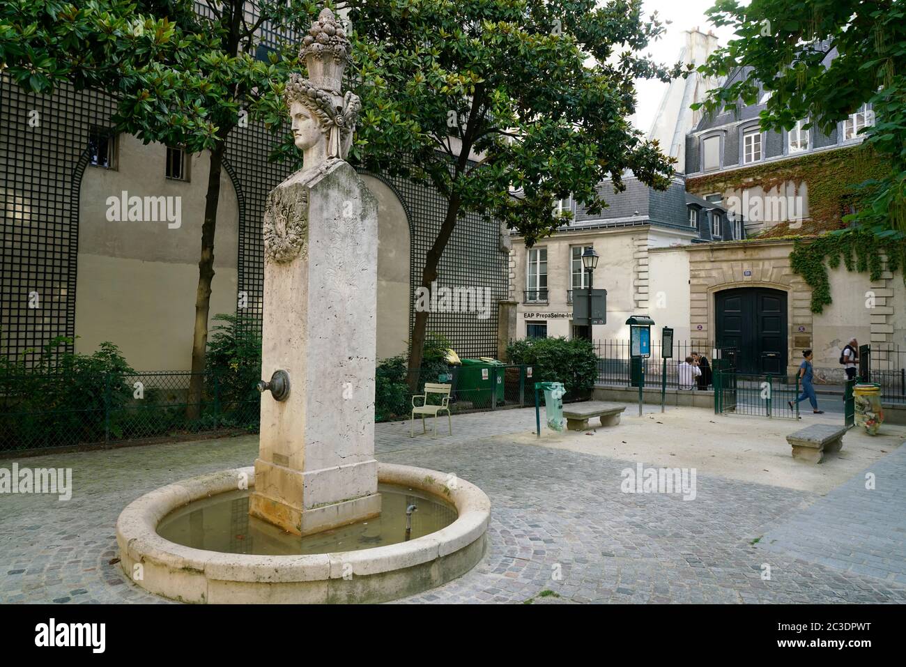 Marché-aux-Carmes Fontäne Statue auf dem Platz Gabriel-Pierné.Saint Germain des Pres.Paris.Frankreich Stockfoto