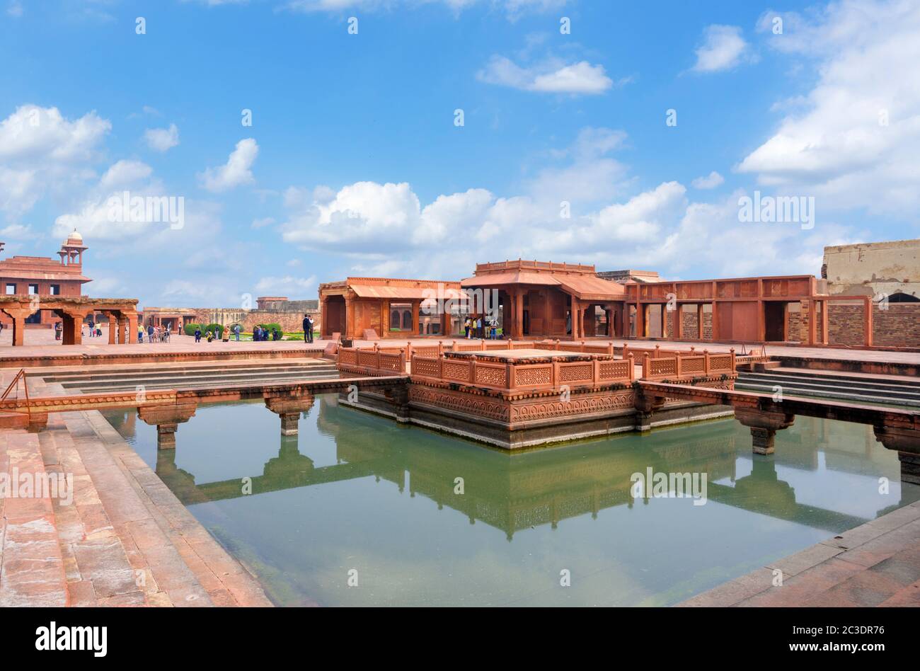 Der Zierpool mit Blick auf die Diwan-i-am (Hall of Public Audiences), Fatehpur Sikri, Agra District, Uttar Pradesh, Indien Stockfoto
