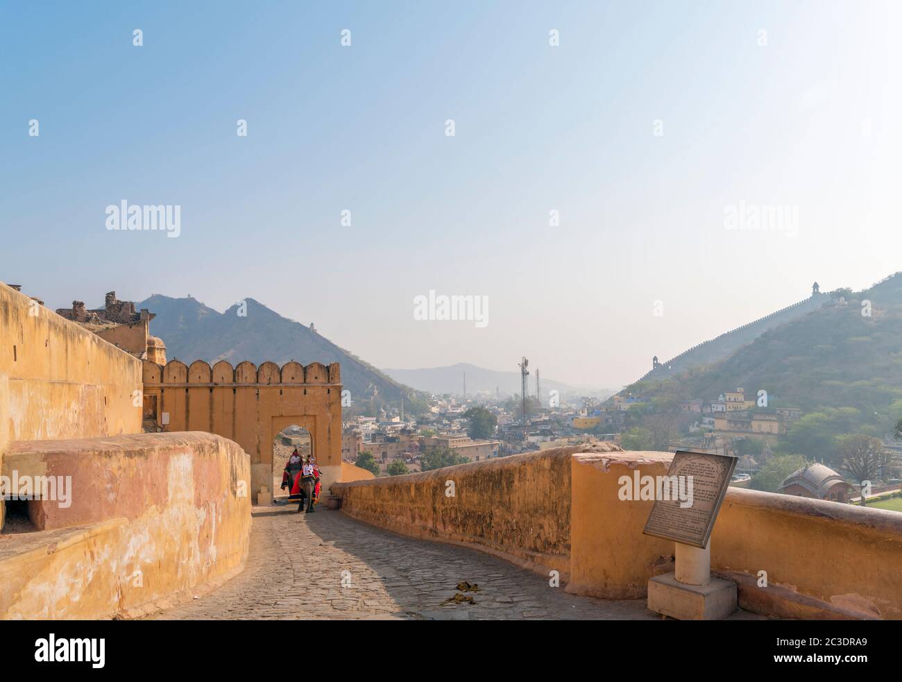 Pfad bis zum Amber Fort (Amer Fort), Jaipur, Rajasthan, Indien Stockfoto