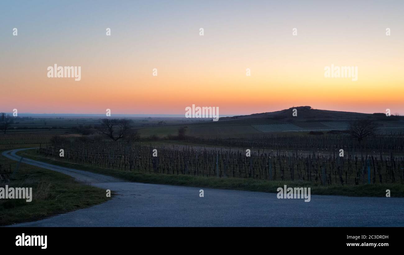 Felsbrocken auf einem Hügel vor Sonnenaufgang mit farbigem Himmel Stockfoto