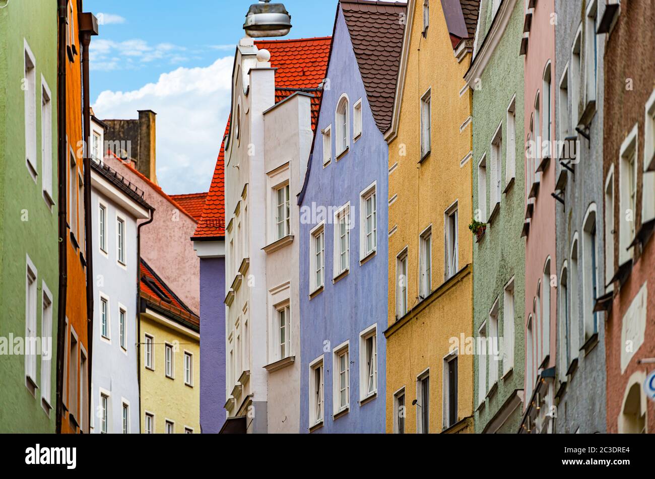 Blick auf die alte Stadtstraße mit traditioneller Architektur von Landsberg am Lech, Bayern, Deutschland, Europa Stockfoto
