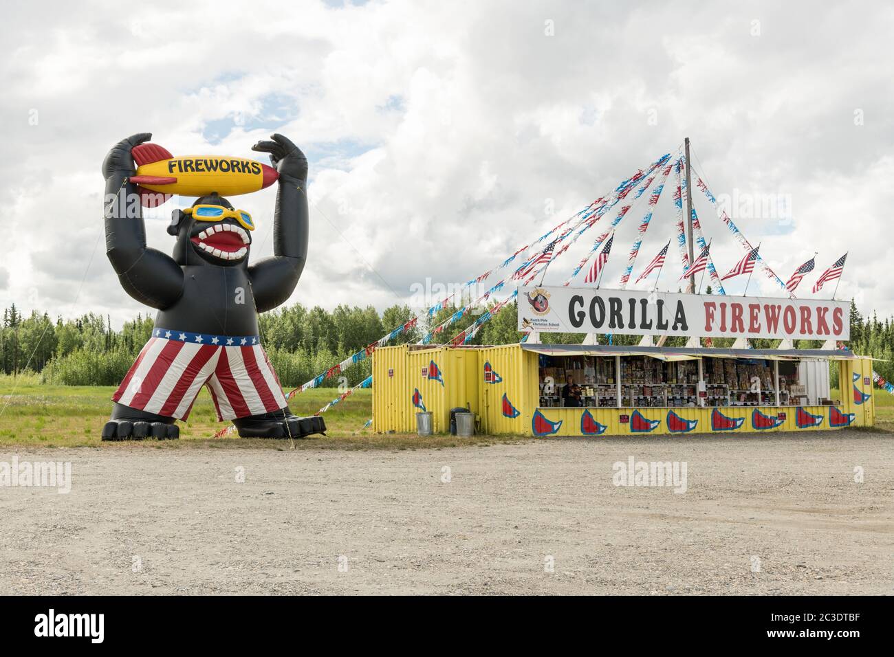 Ein riesiger aufblasbarer Gorilla vor einem Feuerwerk steht in einem ländlichen Teil von Alaska außerhalb Fairbanks, Alaska. Stockfoto