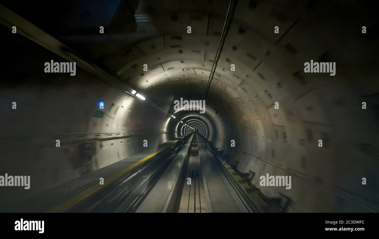 Zugtunnel zwischen den Terminals am frankfurter Flughafen Stockfoto