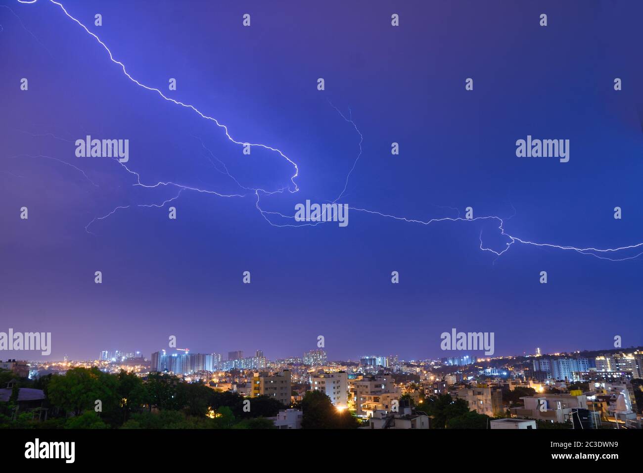 Bangalore, Indien - Mai 27 2020 : Blitzschlag über Bangalore Stadt wegen Gewitter und regen über Bangalore Stockfoto