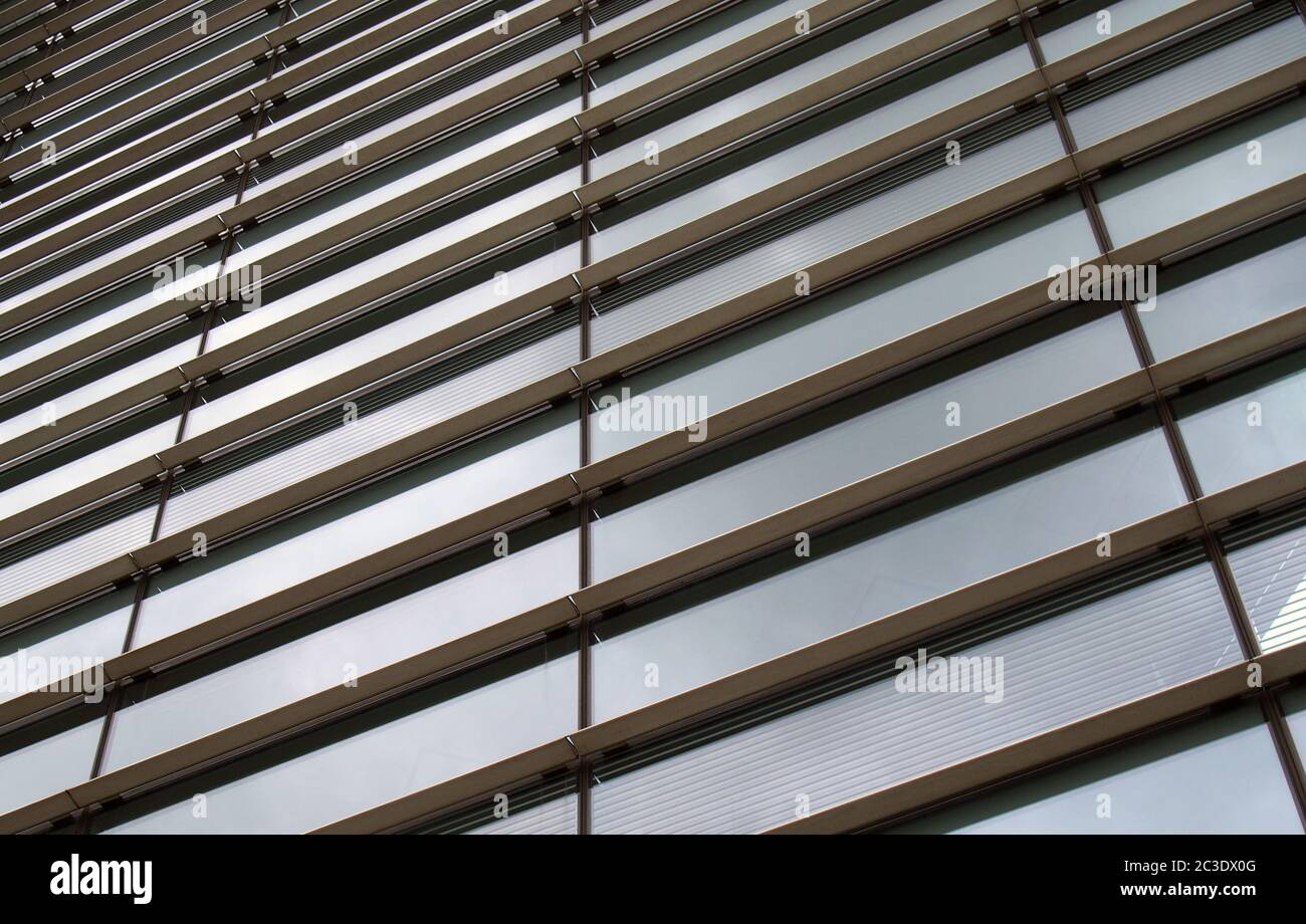 Vertikale Perspektive der Fassade eines modernen Glas-Geschäftsgebäudes mit Stahlrahmen und Himmel in den Fenstern reflektiert Stockfoto