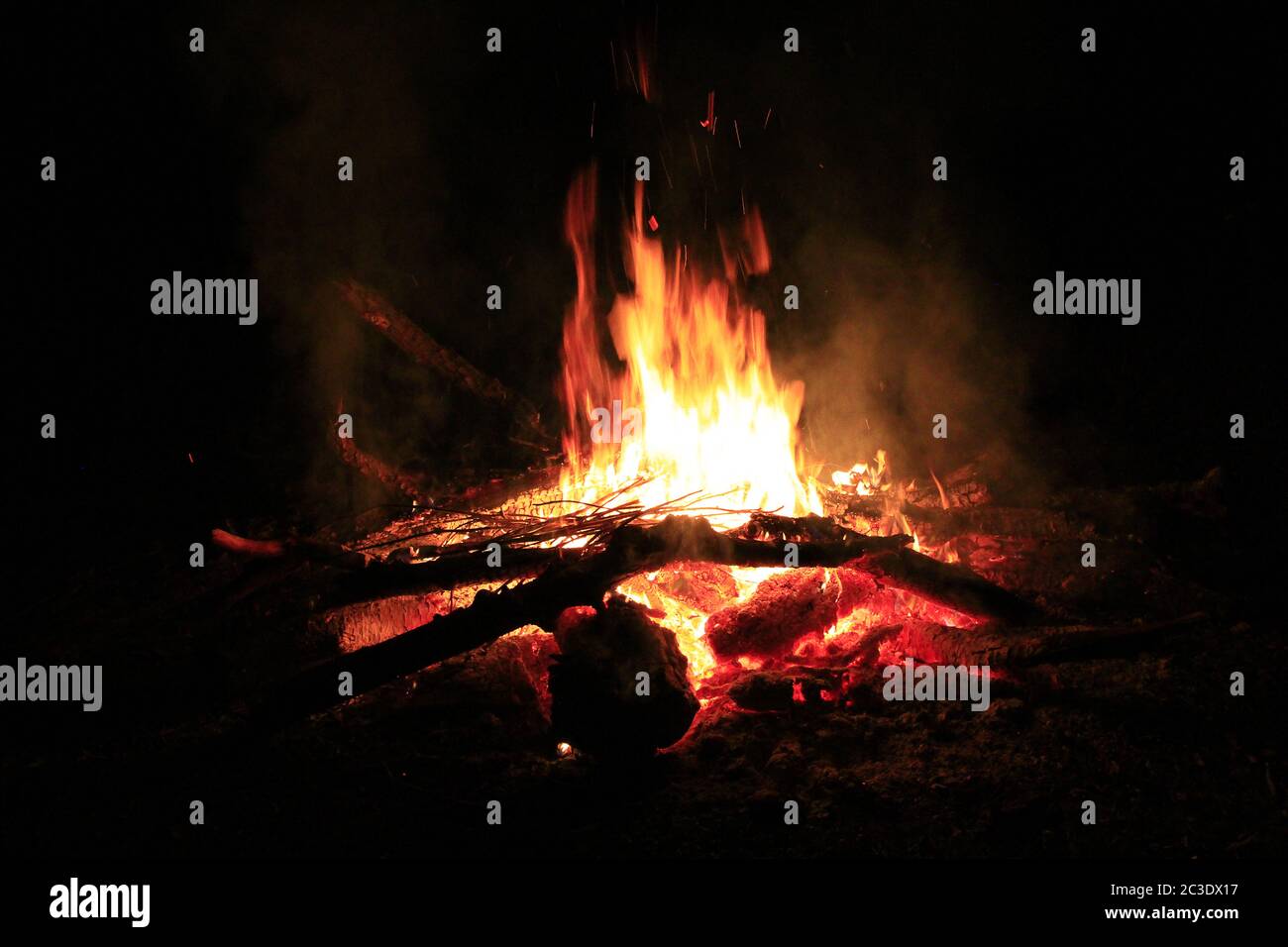 Feuer Holz helllich Brennen im Ofen. Brennholz brennt im ländlichen Ofen.  Brennendes Brennholz im Kamin Clo Stockfotografie - Alamy