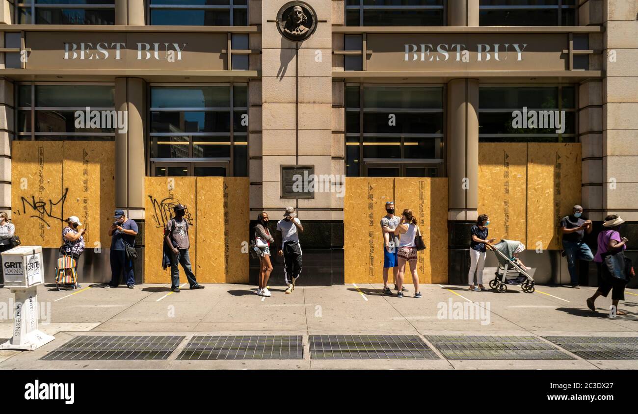 Kundenstamm außerhalb von Best Buy in Chelsea in New York am Samstag, 13. Juni 2020, als der Laden während der ersten Phase der Neueröffnung der Stadt für die Abholung an der Bordwand eröffnet wird. (© Richard B. Levine) Stockfoto