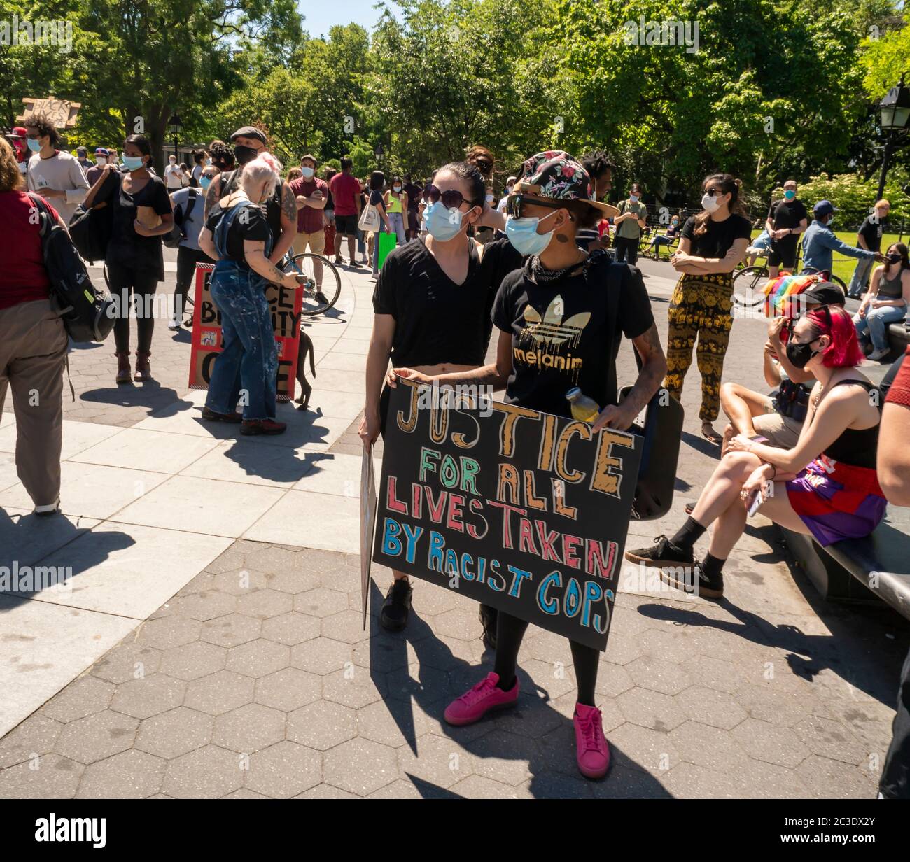 Black Lives Matter Demonstranten versammeln sich vor dem Marsch im Washington Square Park in New York, um gegen den Tod von George Floyd zu protestieren, der am Samstag, dem 13. Juni 2020, gesehen wurde. (© Richard B. Levine) Stockfoto