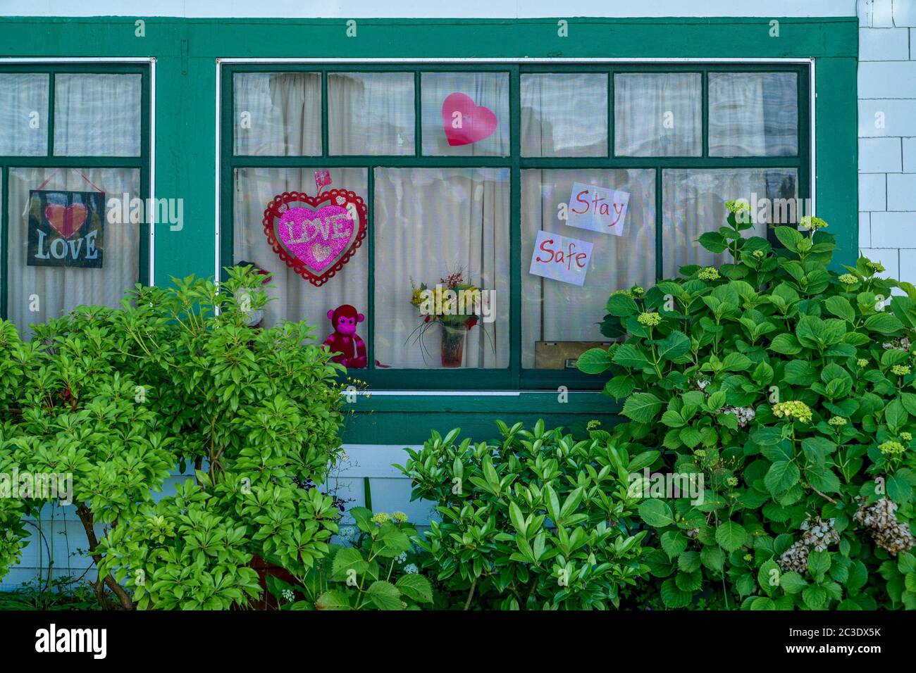 Liebesbotschaften im Fenster während der Covid 19 Ära, Crescent Beach, South Surrey, British Columbia, Kanada Stockfoto