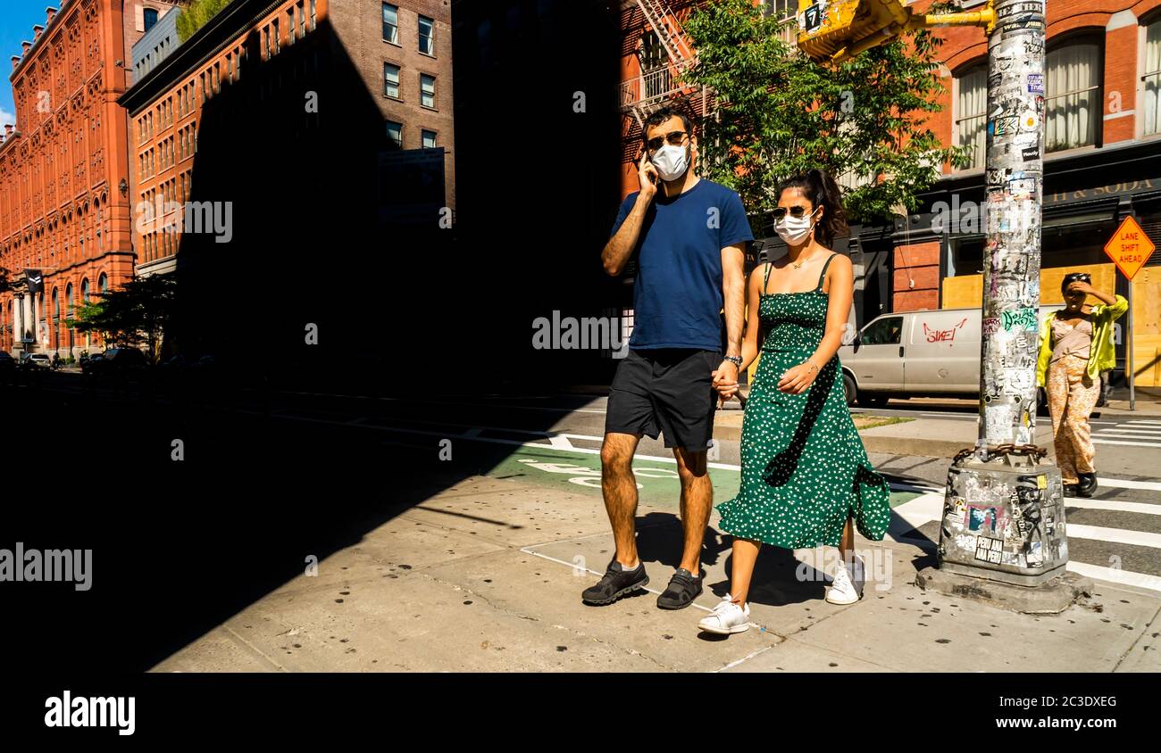 Maskiertes Paar in Soho in New York am Samstag, 13. Juni 2020. (© Richard B. Levine) Stockfoto