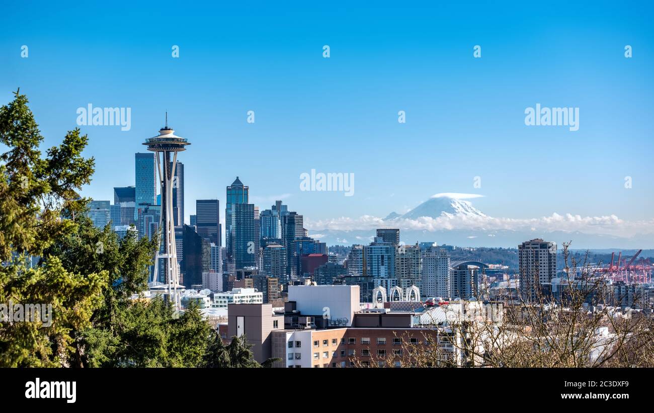 Seattle mit Mt Rainier im Hintergrund Stockfoto