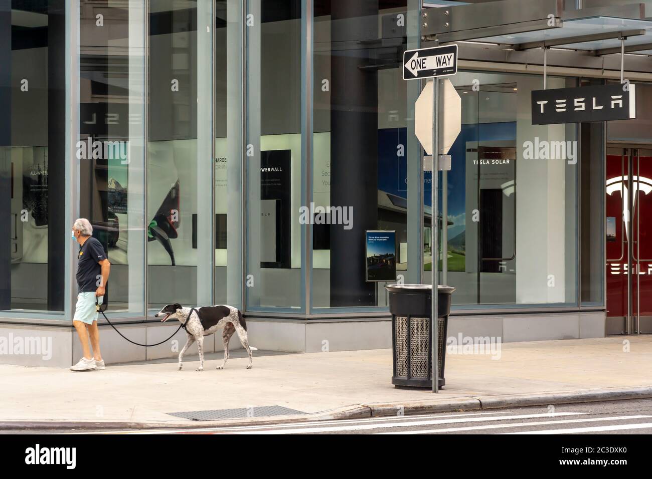 Leerer Tesla-Showroom im Meatpacking District in New York am Donnerstag, 11. Juni 2020. New York City begann Phase eins seiner Wiedereröffnung in dieser Woche mit Händlern erlaubt Curbside Pick up unter anderem aufgehoben Beschränkungen. (© Richard B. Levine) Stockfoto