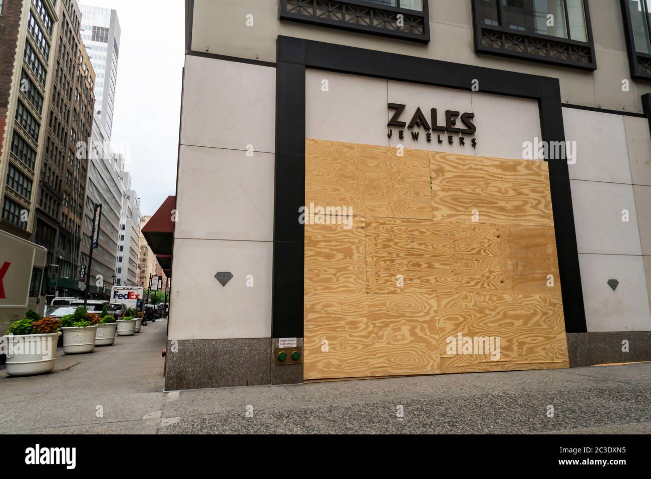 Ein Zales Juweliergeschäft an der Fifth Avenue in New York am Donnerstag, 11. Juni 2020. Signet Jewelers, der Besitzer der Schmuckmarken Zales, Kay, Piercing Pagoda und Jared, berichtete, dass es 380 Geschäfte in den USA und Europa schließen werde. (© Richard B. Levine) Stockfoto