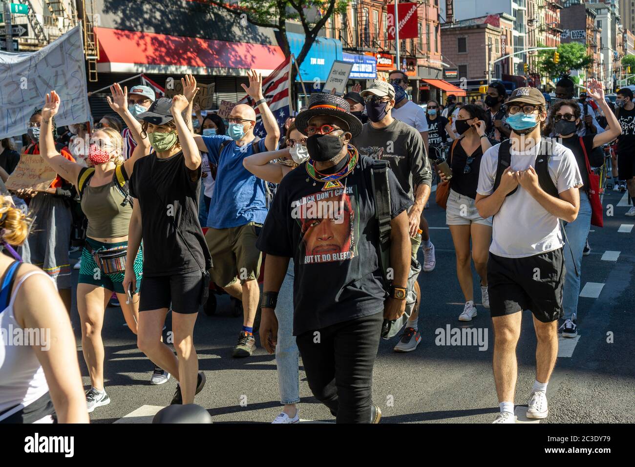 Demonstranten, die gegen den Tod von George Floyd protestieren und die Entfinanzierung der Polizei fordern, marschieren in Chelsea in New York, am Dienstag, dem 16. Juni 2020. (© Richard B. Levine) Stockfoto