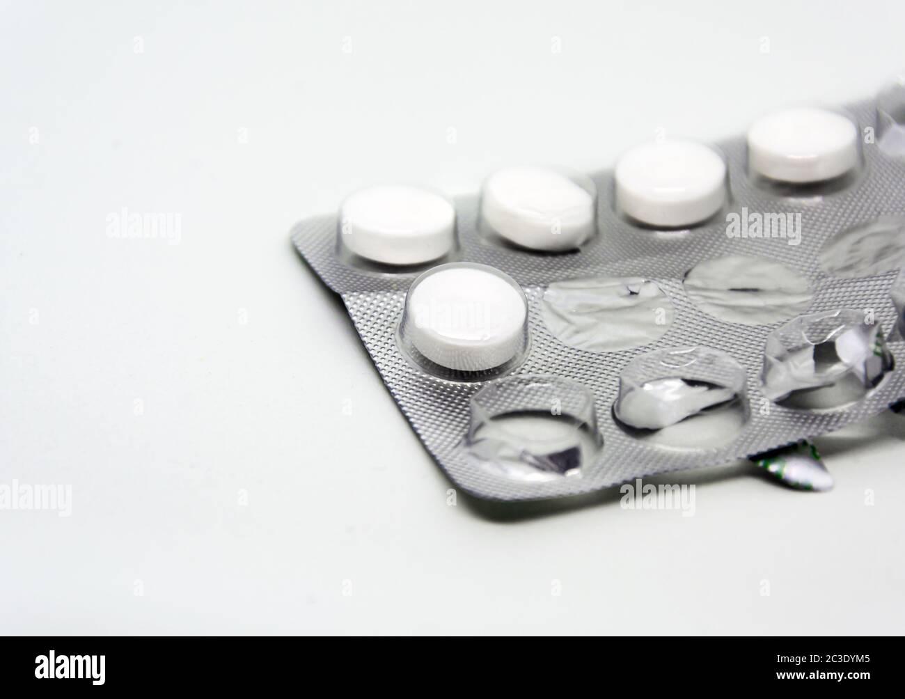 Weiße Pillen in einem Aluminium-und Kunststoff-Blister mit einigen fehlenden Pillen bereits verwendet verpackt. Pharmace Stockfoto