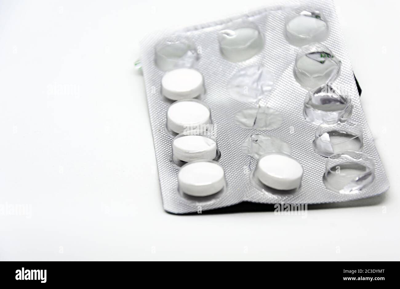Weiße Pillen in einem Aluminium-und Kunststoff-Blister mit einigen fehlenden Pillen bereits verwendet verpackt. Pharmace Stockfoto
