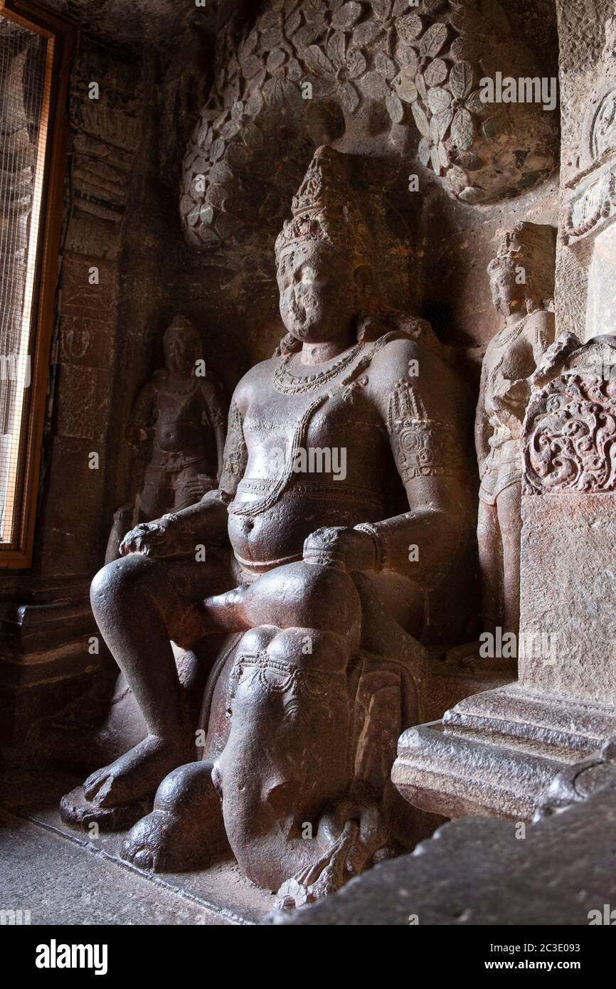 Lord Matanga, Gott des Wohlstands, sitzend auf Elefanten, in der Höhle 32, Aurangabad, Maharashtra, Indien Stockfoto