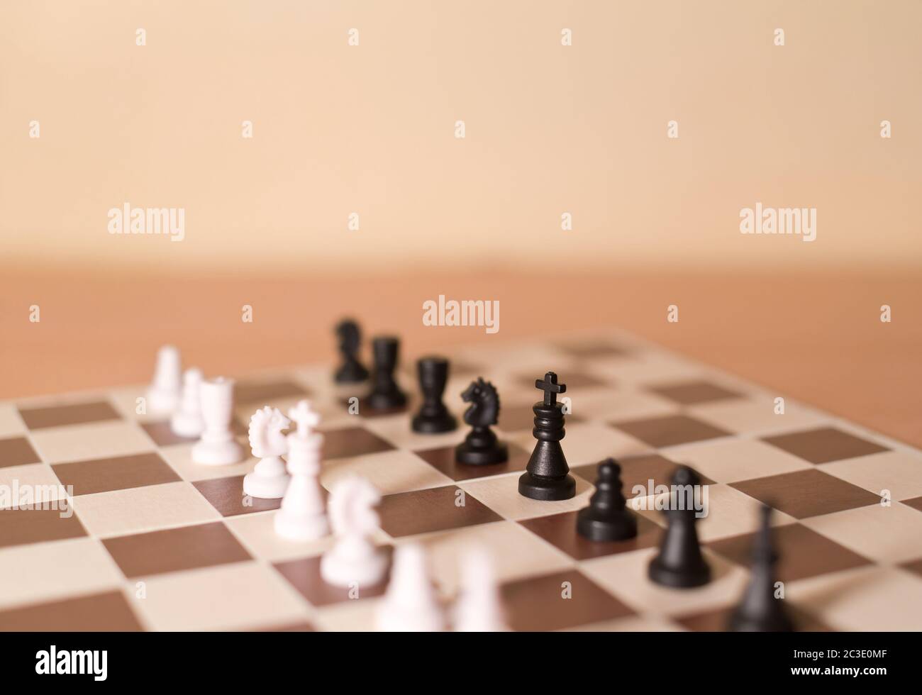 Schachfiguren als Metapher - Rivalität, Teams von schwarzen und weißen Stücken stehen einander gegenüber Stockfoto