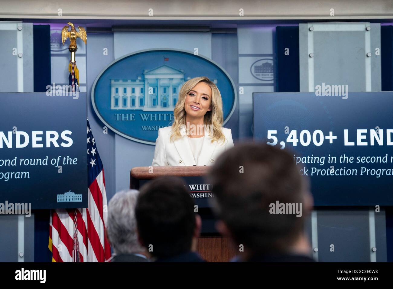 Der Pressesprecher des Weißen Hauses Kayleigh McEnany hört sich die Frage eines Reporters bei einer Pressekonferenz im Weißen Haus am Mittwoch, den 6. Mai 2020, im James S. Brady Press Briefing Room des Weißen Hauses an. Stockfoto