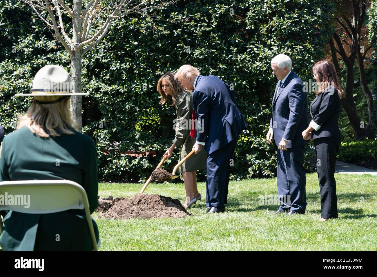 Präsident Donald J. Trump, First Lady Melania Trump, Vizepräsident Mike Pence und Second Lady Karen Pence nehmen an einer Baumbepflanzungszeremonie zu Ehren des Earth Day und des Arbor Day am Mittwoch, den 22. April 2020, auf dem South Lawn des Weißen Hauses Teil. Stockfoto