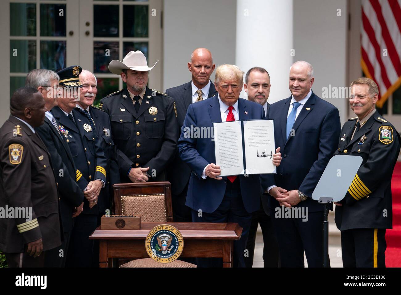Präsident Donald J. Trump unterzeichnet eine Exekutivordnung über die sichere Polizeiarbeit für sichere Gemeinden am Dienstag, den 16. Juni 2020, im Rosengarten des Weißen Hauses. Stockfoto