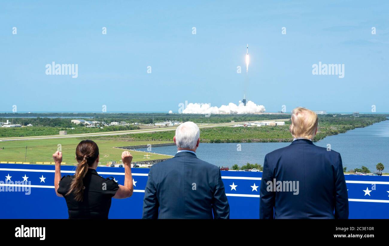 Präsident Donald J. Trump, Vizepräsident Mike Pence und zweite Lady Karen Pence beobachten den Start der SpaceX-Demonstrationsmission 2 am Samstag, 30. Mai 2020 im Kennedy Space Center Operational Support Building in Cape Canaveral, Florida Stockfoto
