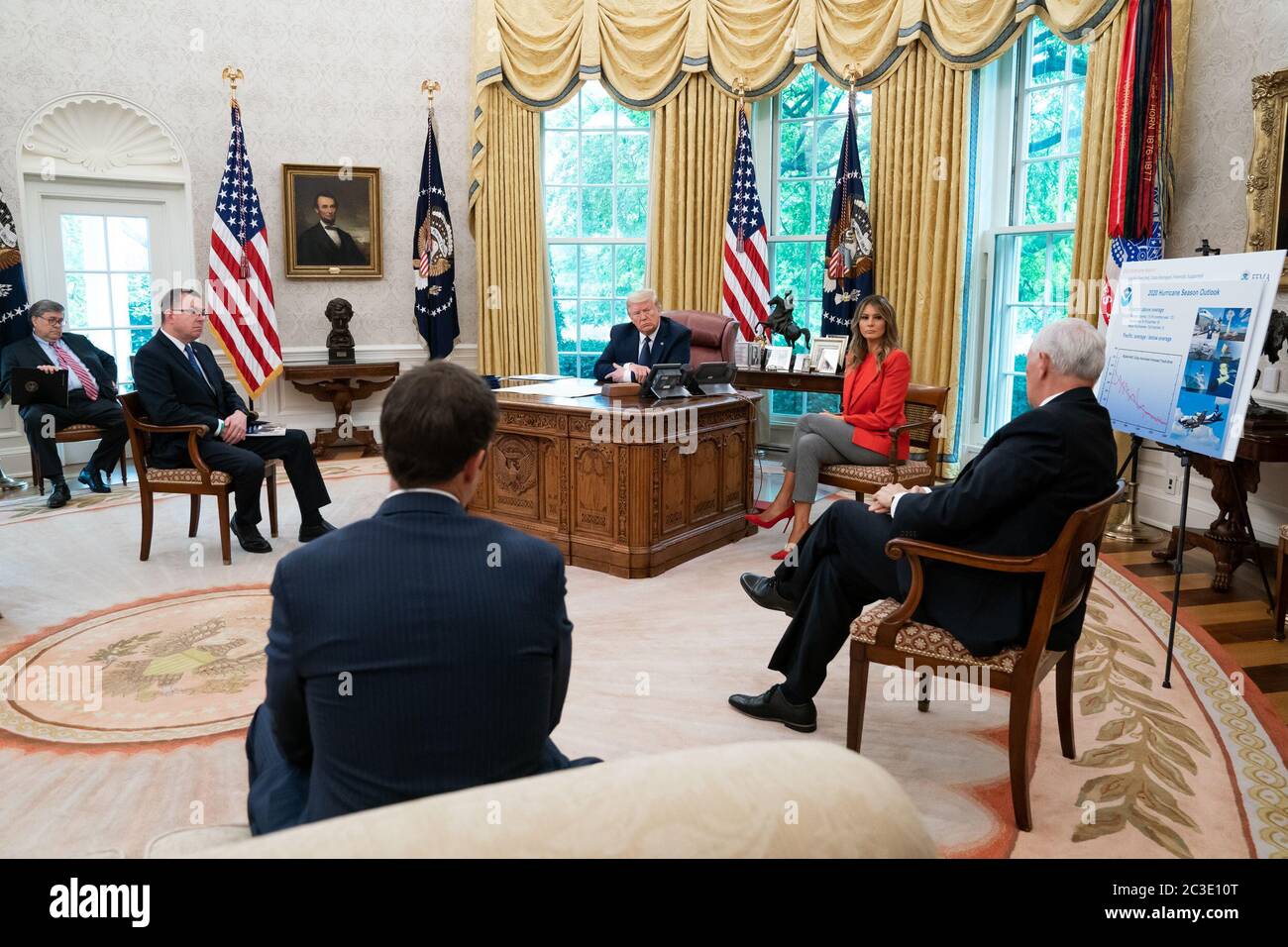 Präsident Donald J. Trump, First Lady Melania Trump und hochrangige Berater des Weißen Hauses hören zu, wie Vizepräsident Mike Pence während einer Besprechung zur Hurrikansaison 2020 am Donnerstag, den 28. Mai 2020, im Oval Office des Weißen Hauses seine Ausführungen hält. Stockfoto