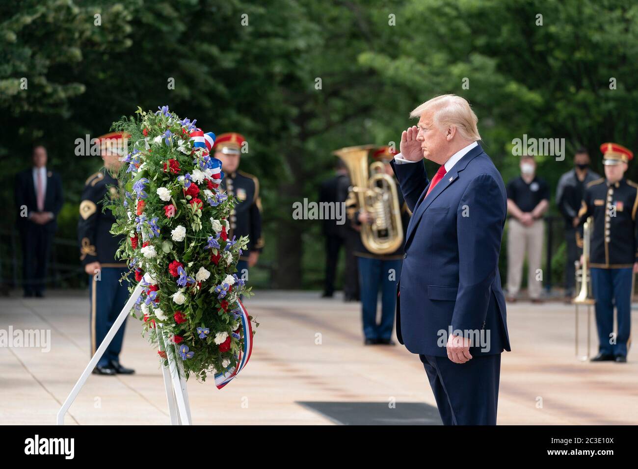 Präsident Donald J. Trump begrüßt seine Teilnahme an der Gedenkfeierlichkeiten am Gedenktag für die Kranzniederlegung am Grab des unbekannten Soldaten auf dem Nationalfriedhof von Arlington Montag, den 25. Mai 2020 in Arlington, Virginia Stockfoto