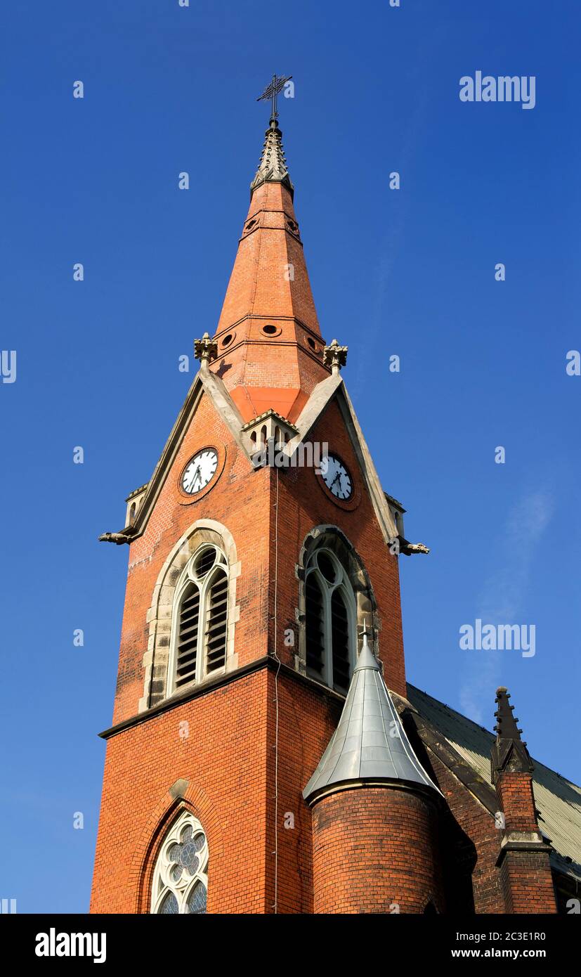 Römisch-katholische Kirche des Heiligen Franziskus und Victor, Ostrava - Hrusov, Tschechien - neugotische Kirche aus roten Ziegeln Stockfoto