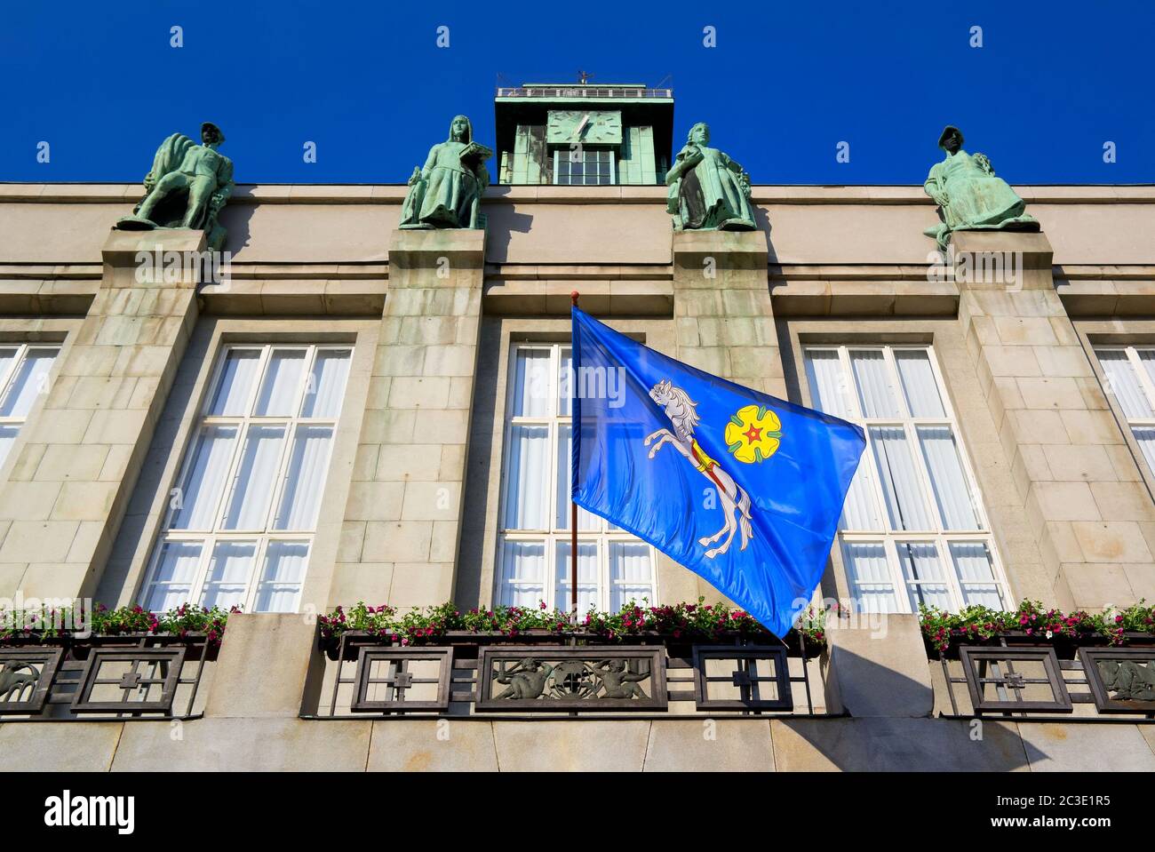 Aussichtsturm des Neuen Rathauses (Nova radnice), Ostrava, Tschechien / Tschechien - gewellte Flagge mit Wappenwappen der Stadt und Stadt Stockfoto