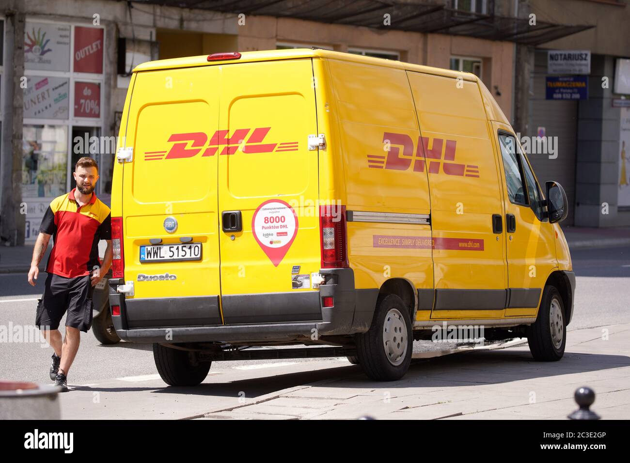 Ein DHL-Lieferwagen ist am 19. Juni 2020 in Warschau, Polen, zu sehen. Stockfoto