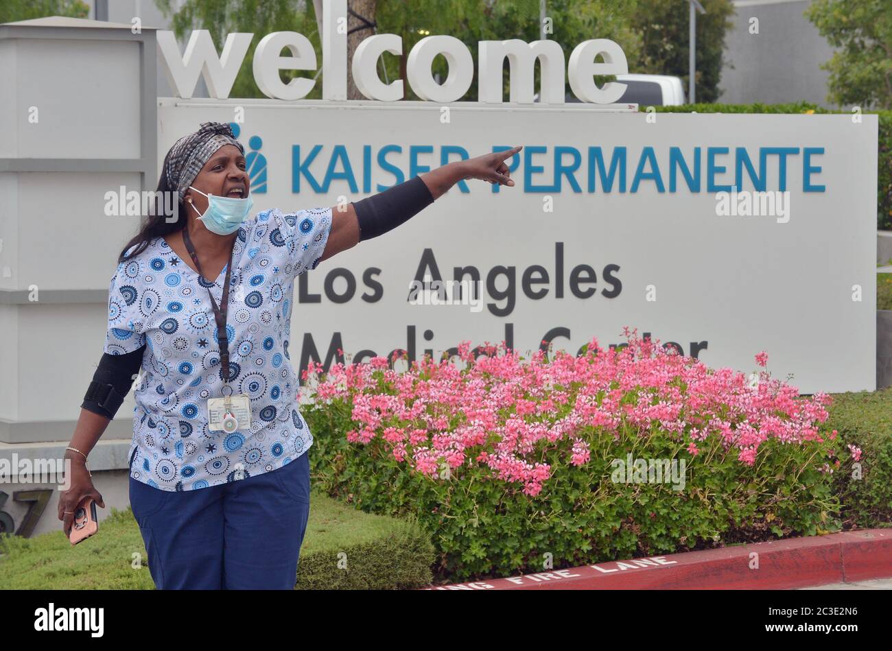 Krankenschwestern und Krankenpfleger im Kaiser Los Angeles Medical Center führen am Freitag, den 19. Juni 2020, eine „Juneteenth-Aktion“ durch, um friedlich gegen die fehlende Rechenschaftspflicht der Polizei zu protestieren und Gerechtigkeit für die lokalen Gemeinschaften und ein Ende des systemischen Rassismus in Los Angeles zu fordern. Tausende werden erwartet, dass sie landesweit den elften Juni feiern, ein Datum, das das Ende der Sklaverei in den Vereinigten Staaten markiert und in diesem Jahr angesichts der zivilen Unruhen, die nach dem Polizeimord an Geiger Floyd vor fast einem Monat eskalierten, eine zusätzliche Bedeutung erlangt hat. Foto von Jim Ruymen/UPI Stockfoto