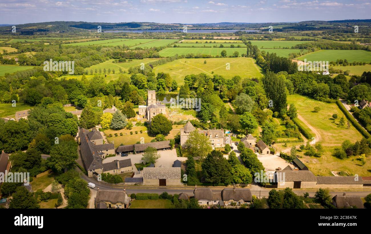 Stanton Harcourt, St. Michaels Kirche, das Herrenhaus und Farmoor Stausee in der Ferne Stockfoto