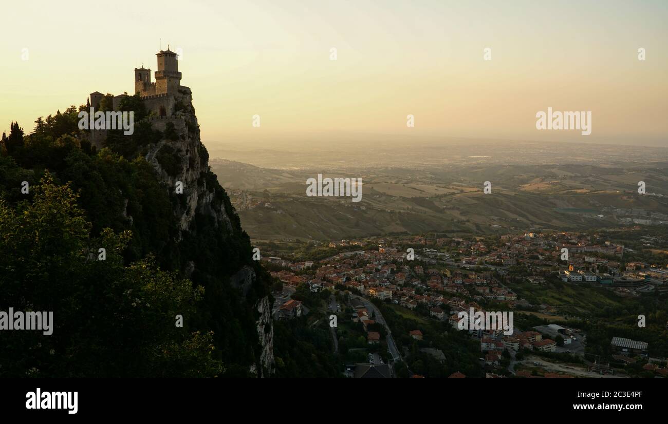 Festung von Guaita aka Guaita Turm in San Marino während des Sonnenuntergangs. Stockfoto