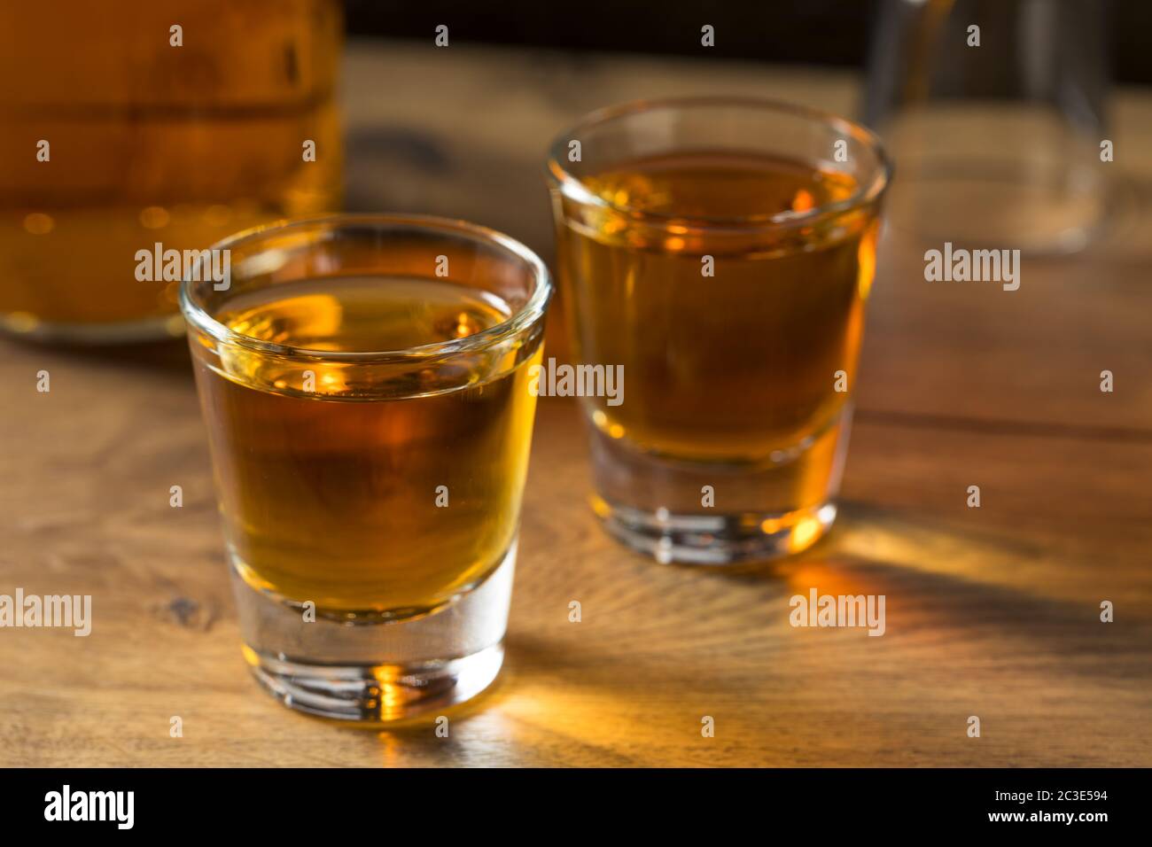 Alkohol alkoholischer Rum Shots bereit zu trinken Stockfoto