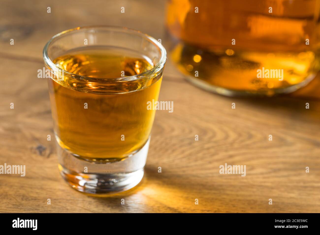 Alkohol alkoholischer Rum Shots bereit zu trinken Stockfoto