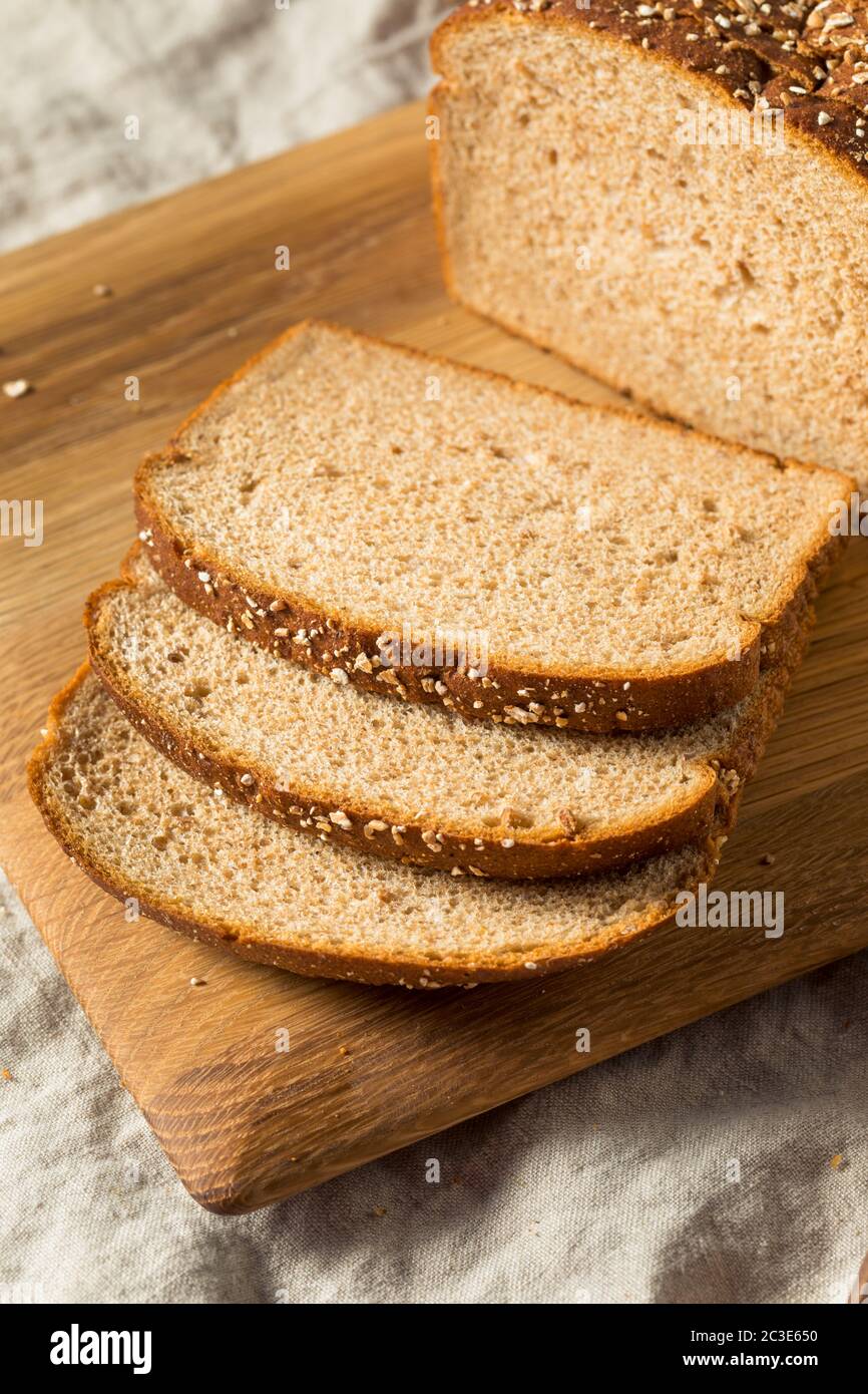 Hausgemachte ganze Weizen geschnittenes Brot bereit zum Essen Stockfoto